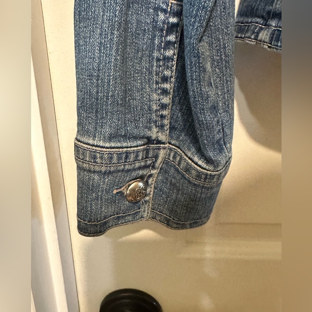 πJ05Dress Barn Denim Jacket w/buttons. L 23β, P2P 21β, Sleeves 24β, SZ XL. - Picture 4 of 10